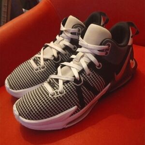 Men's size 10 Nke lebron witness 7
